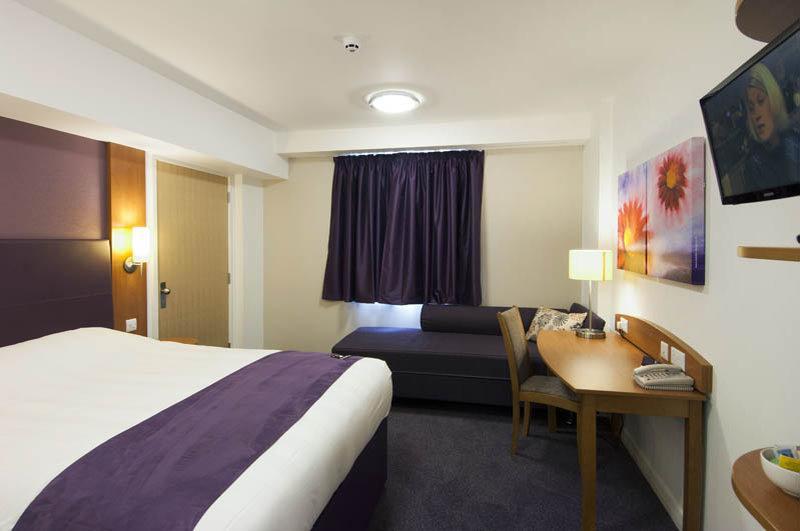 Premier Inn Taunton Central Bagian luar foto
